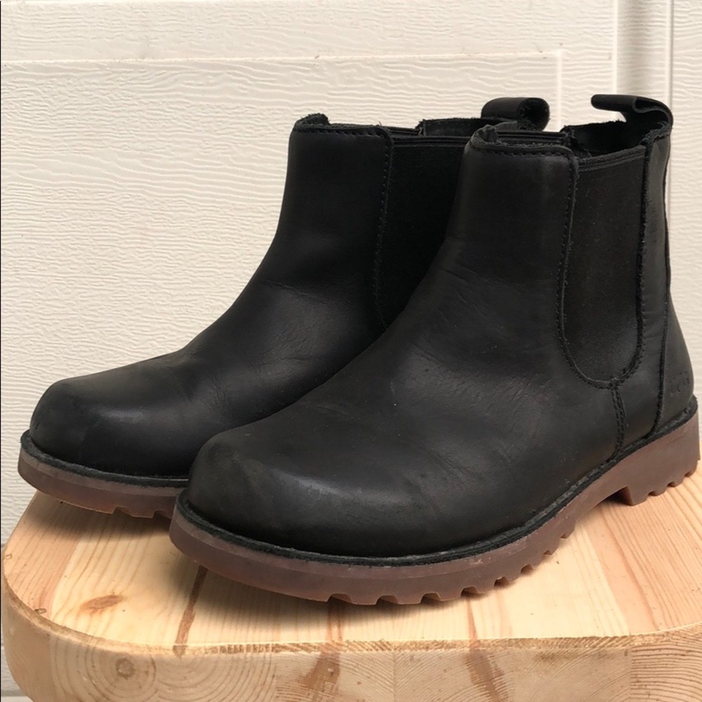 Boys CallumUGG boots EUC - Picture 2 of 4
